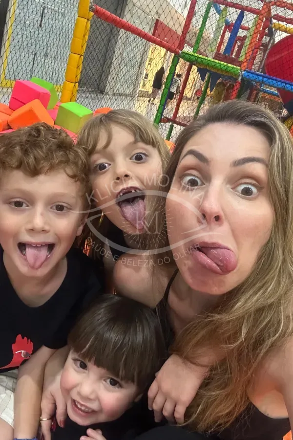 Klica mãe presente, farol que guia com amor.